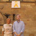 Els regidors del PP, Xavi Palau i Marisa Xandri, ahir al costat del llaç.