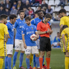 Jugadores del Lleida hablan antes de lanzar una falta.