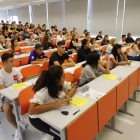 Els alumnes, mentre esperaven rebre els exàmens de les PAU ahir al campus de Cappont de la UdL.