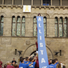 Els Castellers de Lleida levantaron un pilar en la plaza Paeria y desplegaron el lema de la campaña.