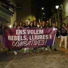 Imatge de la marxa nocturna convocada ahir per Marea Lila a la ciutat de Lleida. 