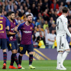 Leo Messi s’encara amb Sergio Ramos després de ser agredit pel defensa blanc dissabte passat.