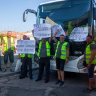 Algunos de los chóferes de Lleida ayer en la estación de buses de Tàrrega. 