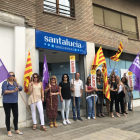 Trabajadores de Accepta, ayer, protestando por el plan de Santalucía de cerrar su ‘call center’ en Lleida. 