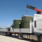 Un camió s’emporta uns contenidors amb restes d’animals d’una granja de Lleida.