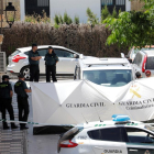 La Guardia Civil en la puerta del domicilio donde hallaron a la mujer.