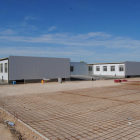 El nuevo centro educativo, frente a las obras de construcción de la pista polideportiva.