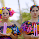 Dos dones amb indumentària inspirada en Frida Kahlo.