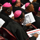 Alguns dels bisbes que van participar ahir en la primera jornada sobre abusos al Vaticà.
