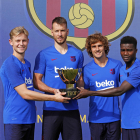 De Jong, Neto, Griezmann i Wagué posen amb el trofeu del Joan Gamper, que es disputa aquesta tarda.