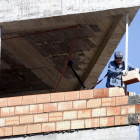Imagen de un trabajador en la construcción de un bloque de viviendas.