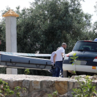 Operaris traslladen un dels cossos, ahir, a Iznájar.
