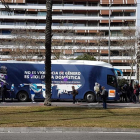 Imagen del autobús de Hazte Oír con las pintadas a su paso por la Diagonal