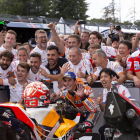 Marc Màrquez celebra con su equipo la sexta victoria de la temporada, que le acerca a un nuevo título de campeón de MotoGP.