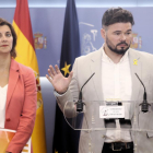 El portaveu d’ERC, Gabriel Rufián, ahir, amb la diputada Carolina Telechea, després de la reunió amb el PSOE.