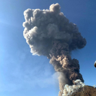 El volcán Estrómboli durante su erupción de ayer. 