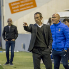 Joan Carles Oliva dóna instruccions a l’equip durant el partit de diumenge contra el Badalona.