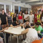 Els joves que es formen en voluntariat amb usuaris d’Alba a la sala del projecte artístic Artis.