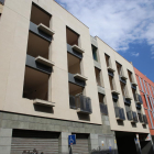 Imagen de ayer del edificio de Sant Martí, con la mayoría de sus balcones sin protección. 