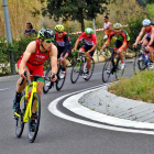 El triatleta lleidatà Sergi Jurado, en una prova de triatló durant el tram de ciclisme.