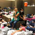 Inmigrantes hacinados en centros de internamiento en Estados Unidos
