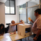 Un votante ayer en la sede de Agricultura de Lleida.