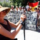 Concentración ayer en Madrid contra la suspensión de la exhumación de Franco.