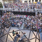 La plaça Major de Tàrrega, a vessar de públic ahir davant l’escenari en el qual es va desenvolupar la conversa inaugural del certamen.