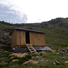 Imatge d’una de les cabanes per als pastors que treballen amb agrupacions de bestiar a Tavascan.