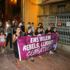 Nueva concentración ayer por la noche de Marea Lila por el centro de Lleida. 