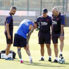 Messi assenyala la zona en la qual es va lesionar, durant la sessió d’entrenament d’ahir.