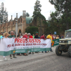 La marcha de los viticultores a su llegada a la sede de Codorníu.