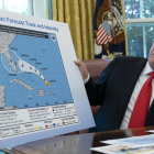 Donald Trump junto a un mapa manipulado.
