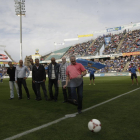 Miguel Rubio, junto con los héroes del 93 del Lleida, en un homenaje durante el play off de ascenso del 2013