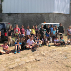 Participantes (niños y mascotas) con los monitores en la edición de este año del Dog Camp Junior. 