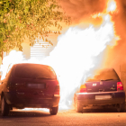 Cremen dos vehicles a la cèntrica plaça Pius XII de Cervera