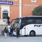 Viajeros en bus en Tàrrega al cancelarse un tren por la ausencia del maquinista el pasado 26 de febrero.