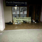 Imagen del aspecto de la sede del PDeCAT en Balaguer tras la protesta.