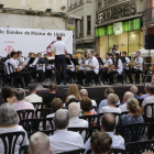 La Banda Municipal de Lleida, dirigida per Amadeu Urrea, ahir durant l’actuació davant de la Paeria.