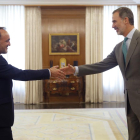 El rey Felipe VI saluda al presidente de Unión del Pueblo Navarro (UPN), José Javier Esparza Abaurrea, esta mañana en el Palacio de la Zarzuela.