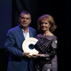El director del Museu de Lleida, Josep Giralt, va rebre el premi de mans de la consellera de Cultura.