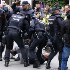 Imatge de policies carregant durant l’1 d’octubre a Girona.