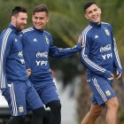 Messi, junto a Paredes y Dybala, ayer en la concentración de la selección de Argentina.