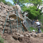 Imagen de los voluntarios trabajando en uno de los muros. 