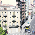 Imagen de Príncep de Viana con los dos edificios que sobresalen junto a Prat de la Riba y Alfred Perenya. 
