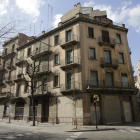 L’edifici entre Prat de la Riba i Príncep de Viana.