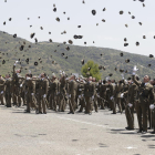 Els sergents de la 44 promoció de l’acadèmia militar llançant la gorra a l’aire després que el rei ordenés trencar files.