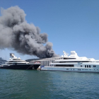 La columna de fum que va provocar ahir un incendi al port de Barcelona.