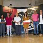 La ganadora, en el centro de la imagen, junto con los organizadores y mecenas del premio literario.