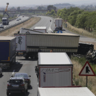 Un dels camions implicats en el sinistre múltiple va bolcar i va envair els dos carrils en direcció Lleida.